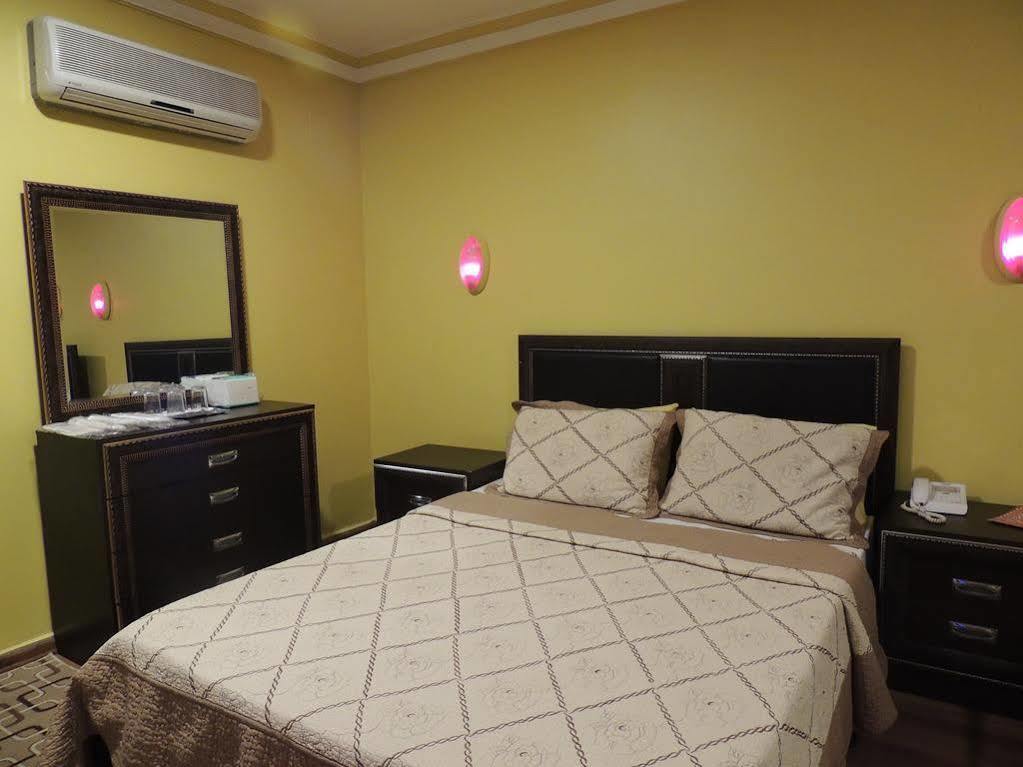 Adana Saray Hotel Bagian luar foto